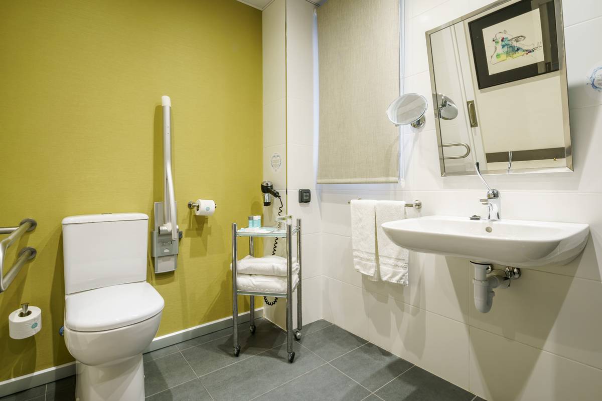 Bathroom Hotel ILUNION Bilbao